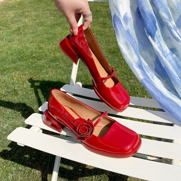 Damen elegante Lackleder-Pumps mit Riemchen und floraler Applikation Drune