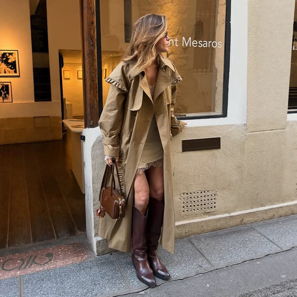Damen maxilanger Trenchcoat mit Volant‑Schultercape und verstellbaren Manschetten Drune