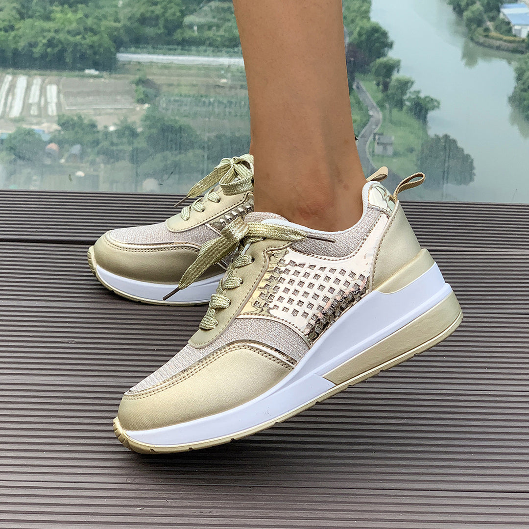 Damen stylische Keil-Sneaker mit metallischer Optik großflächigen Ziersteinen und gepolstertem Komfortfußbett Drune