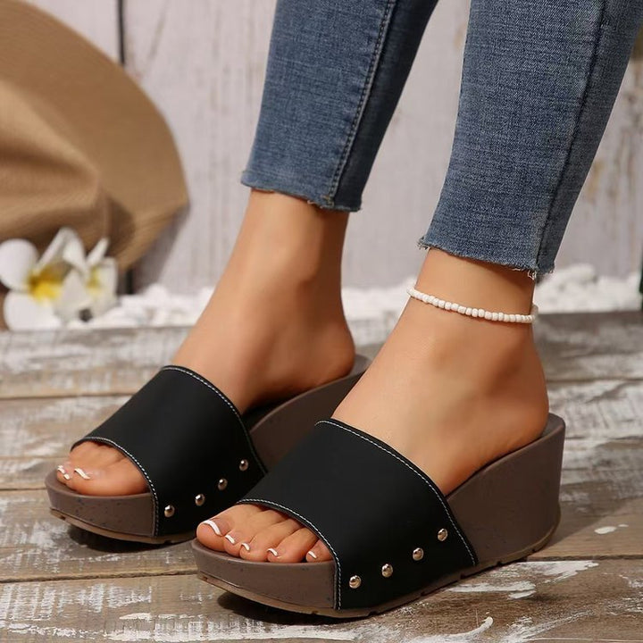 Damen Keil-Pantoletten mit breitem Riemen, Nietenakzent und ergonomischer Keilsohle Drune