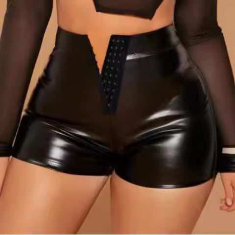 Damen hochglänzende Shorts mit dekorativer Knopfleiste Drune