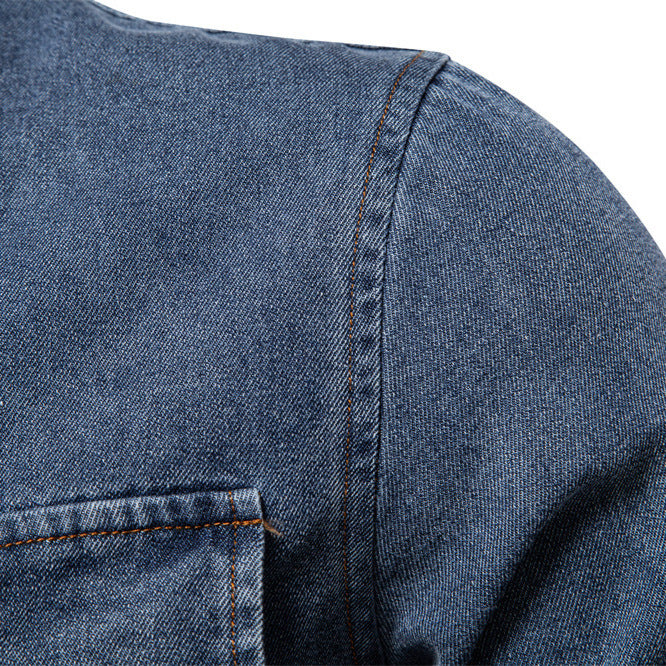 Herren nan tailliertes Jeanshemd mit Kentkragen, aufgesetzten Brusttaschen und Kontraststeppung Drune