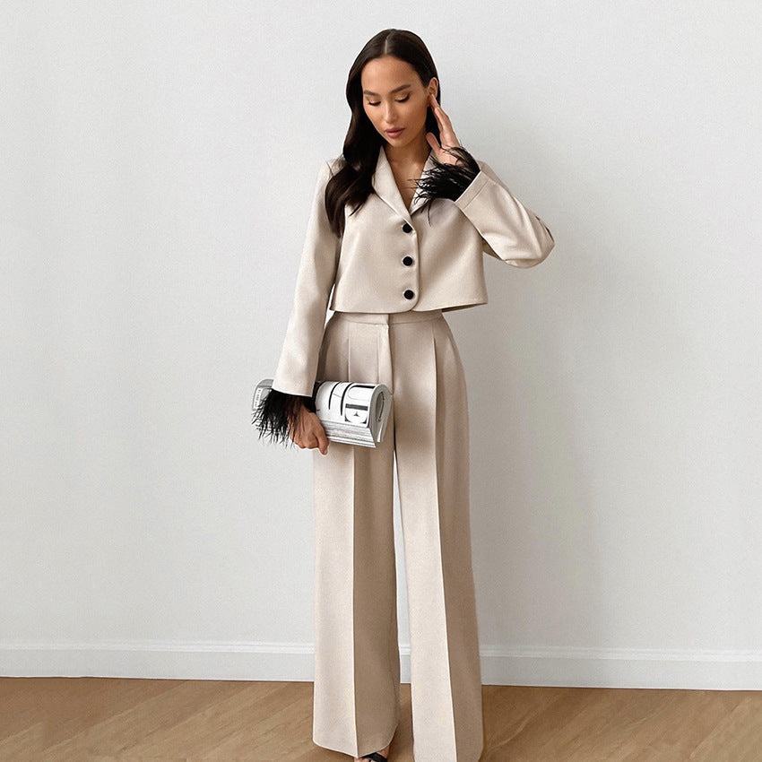 Damen schickes Anzug-Set mit eleganten Federn an den Ärmeln und hohem Bund Drune