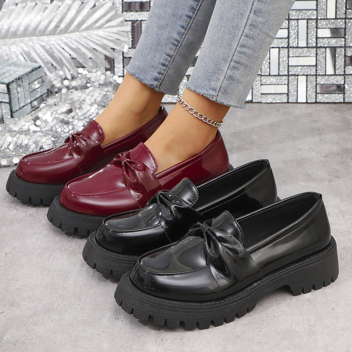 Damen  glänzende Plateau-Loafer mit übergroßer Schleifenapplikation und profilierter Gummisohle Drune