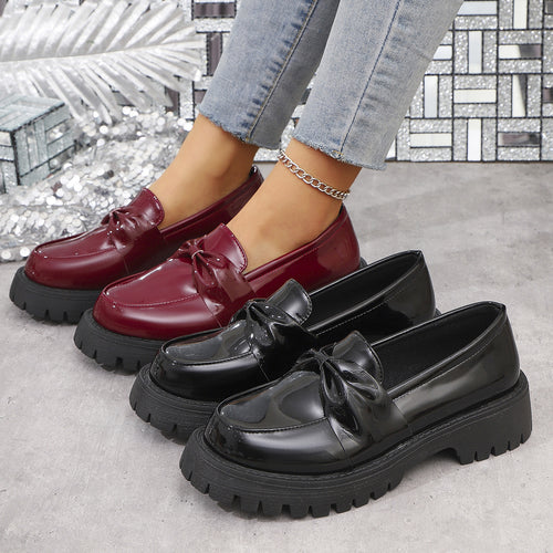 Damen  glänzende Plateau-Loafer mit übergroßer Schleifenapplikation und profilierter Gummisohle Drune