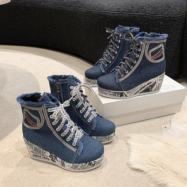 Damen nan Denim-Keilstiefelette mit Plateausohle im Zeitungsprint, Fransenabschluss und seitlichem Reißverschluss Drune