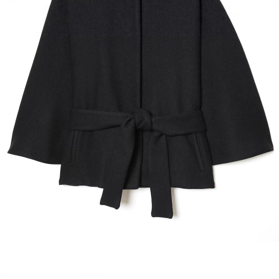 Damen Kurzes Cape‑Mantel mit Stehkragen, Taillengürtel und Zierknöpfen Drune