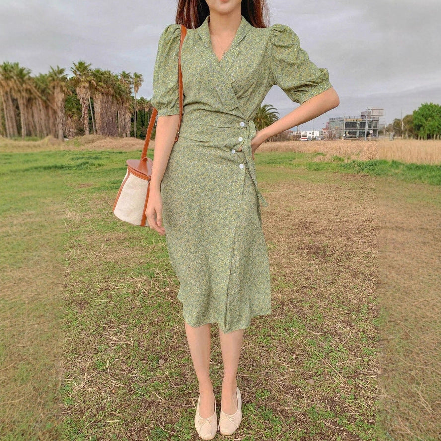 Damen Wickelkleid mit charmanten Puffärmeln und eleganten Knopfdetails Drune