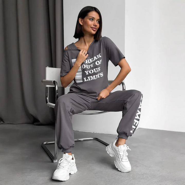 Damen lässiges Lounge-Set mit Cut-Out Schulter und Statement-Print Drune