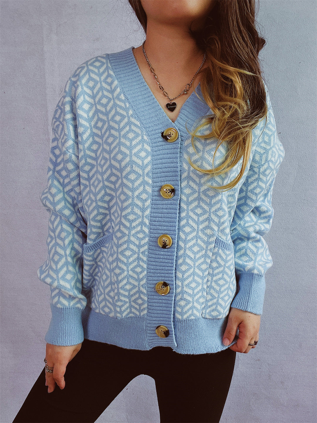 Damen Strickjacke mit geometrischem Muster und goldenem Knopfdetail Drune