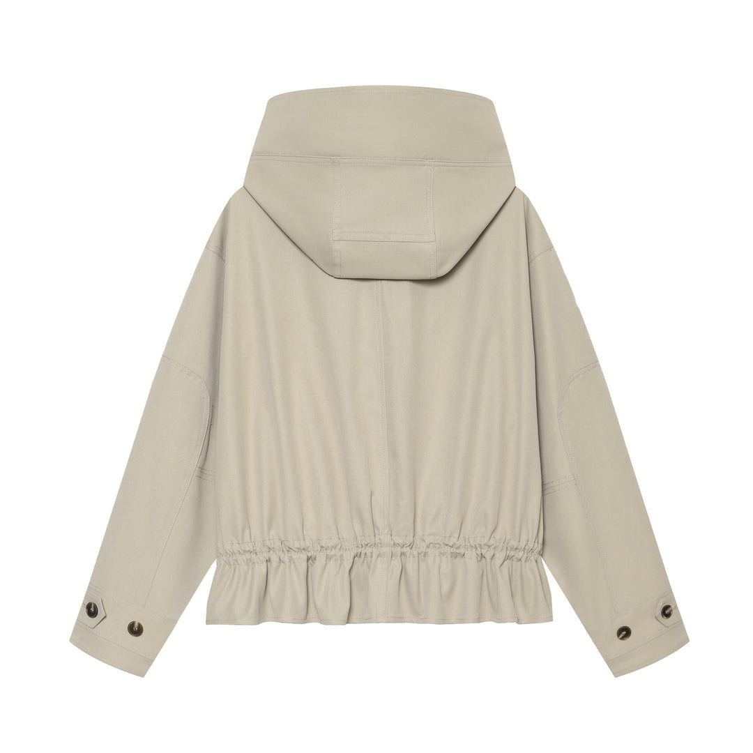 Damen Kurzparka mit hohem Funnelkragen, Tunnelzug‑Taille und verdeckter Knopfleiste Drune