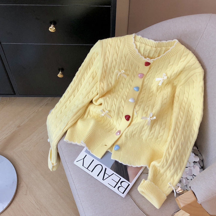 Damen Strickjacke mit verspieltem Kabelmuster und bunten Knopfdetails Drune