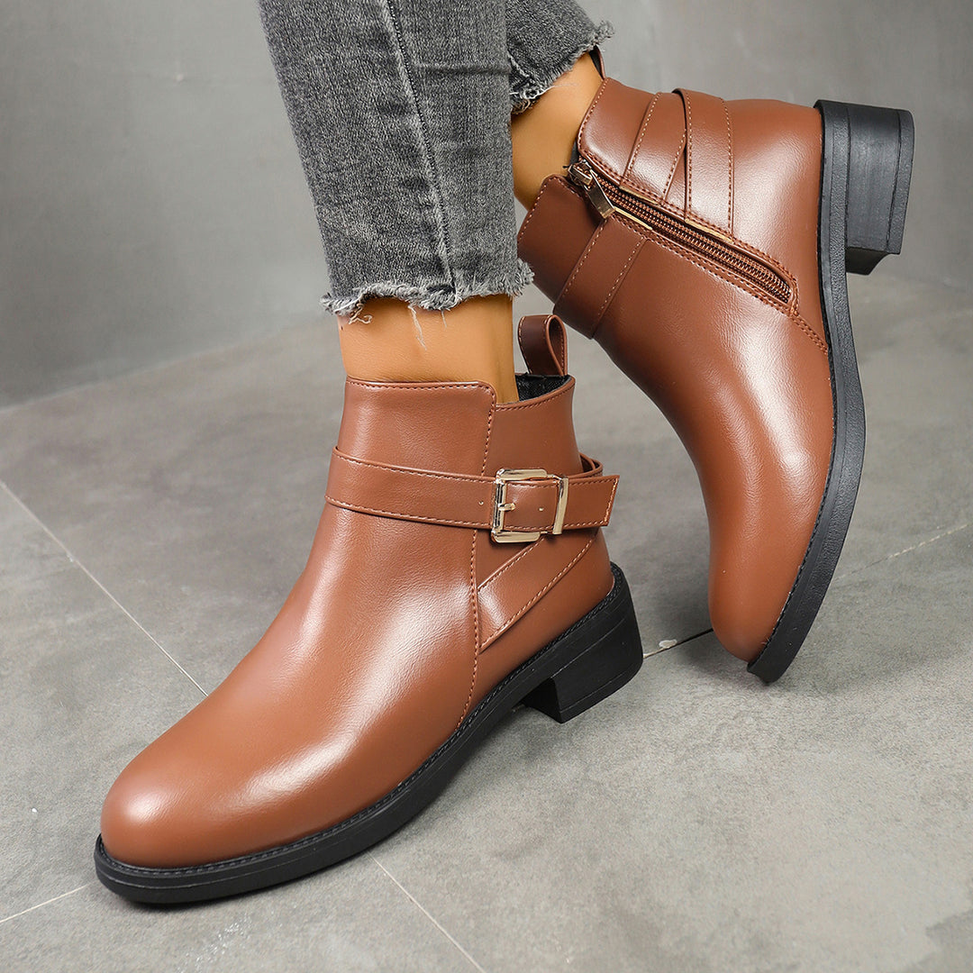Damen kurze Biker-Stiefelette mit dekorativer Schnallenlasche, seitlichem Reißverschluss und gepolstertem Komfortfußbett Drune