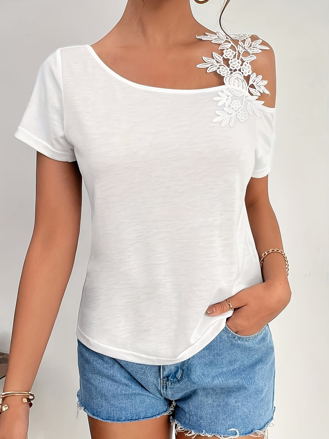 Damen nan schulterfreies Jerseyshirt mit floraler Spitzenapplikation und lockerer Passform Drune