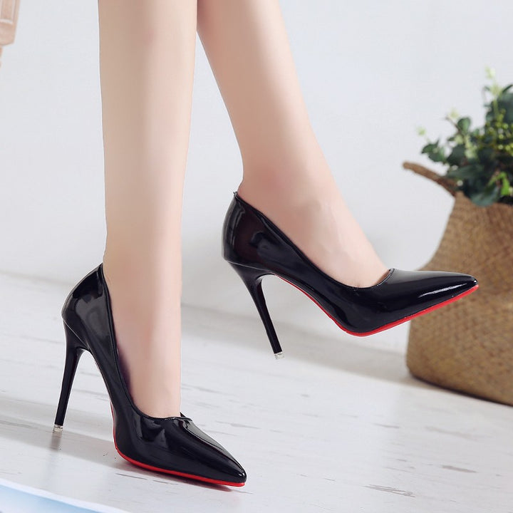 Damen Hochglänzende spitz zulaufende Lackpumps mit schmalem Stilettoabsatz und kontrastsohle Drune