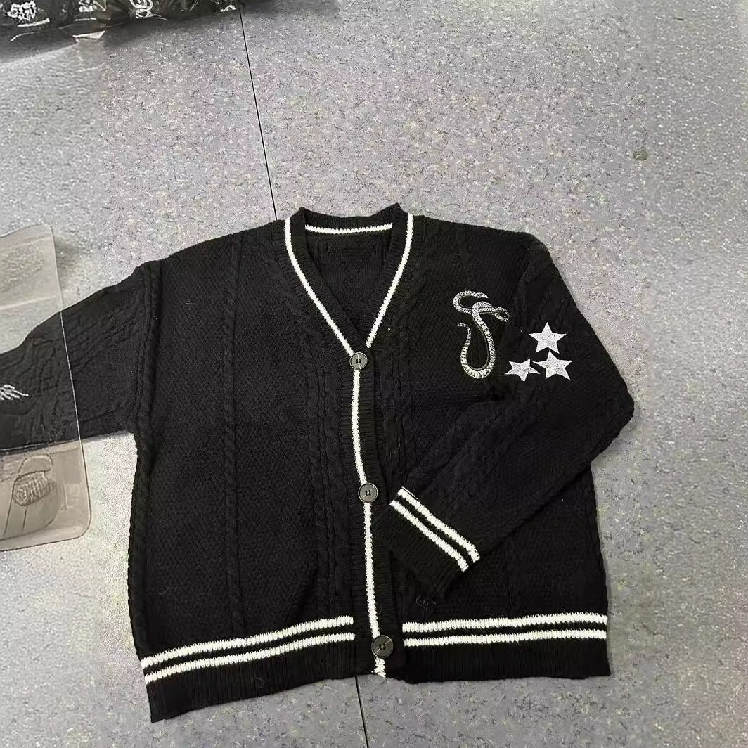 Damen nan gestrickte College-Cardigan mit Zopfmuster, V-Ausschnitt, kontraststreifen und gestickten Applikationen Drune