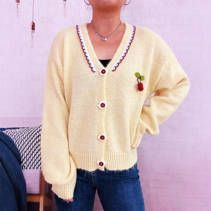 Damen kuschelige Strickjacke mit verspieltem Blütenmuster und Knopfdetails Drune