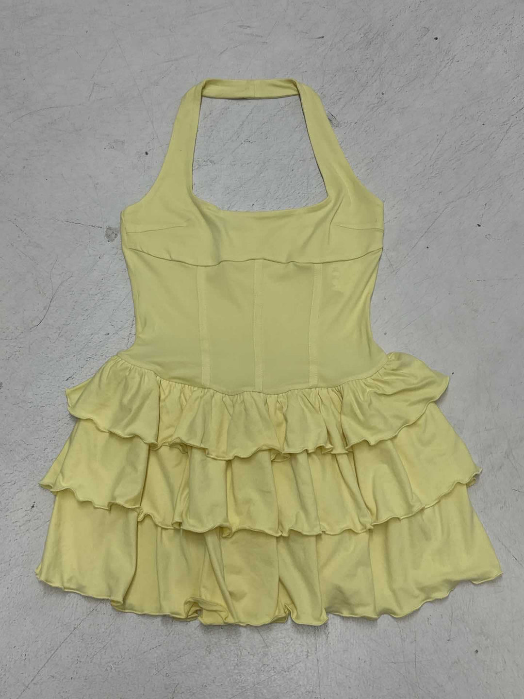Damen Wickelkleid mit voluminösem Rüschensaum und eleganter Silhouette Drune