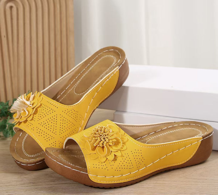 Damen Perforierte Keil-Sandalen als Slip-On mit Blumenapplikation und gepolstertem Fußbett Drune