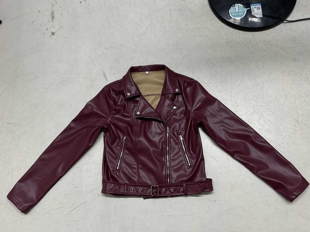 Damen nan taillierte Bikerjacke aus Kunstleder mit asymmetrischem Reißverschluss, metallischen Details und Taillengürtel Drune