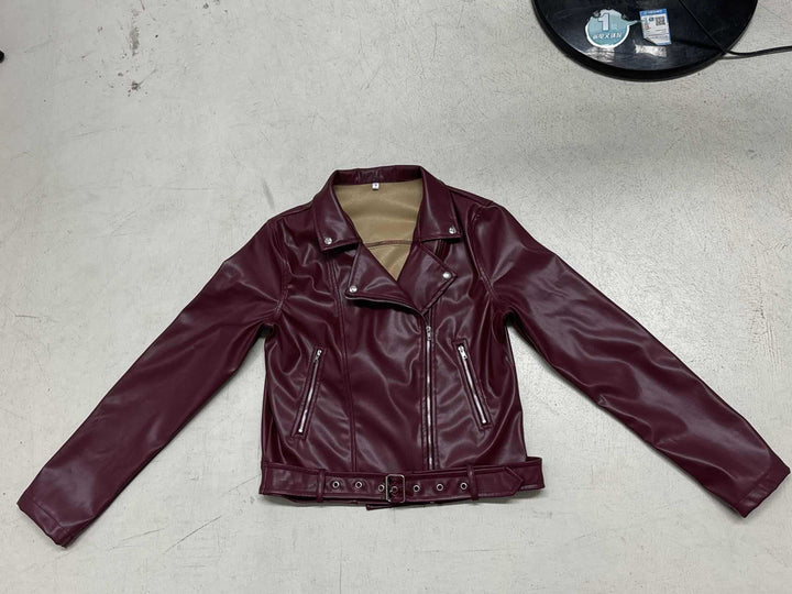 Damen nan taillierte Bikerjacke aus Kunstleder mit asymmetrischem Reißverschluss, metallischen Details und Taillengürtel Drune