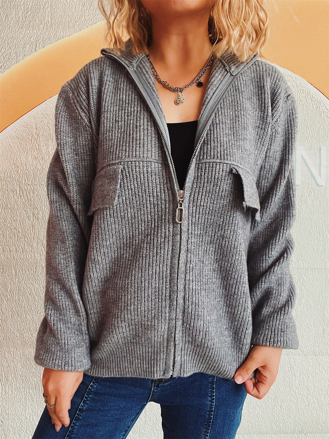 Damen modische Strickjacke mit hohem Kragen und praktischen Taschen Drune