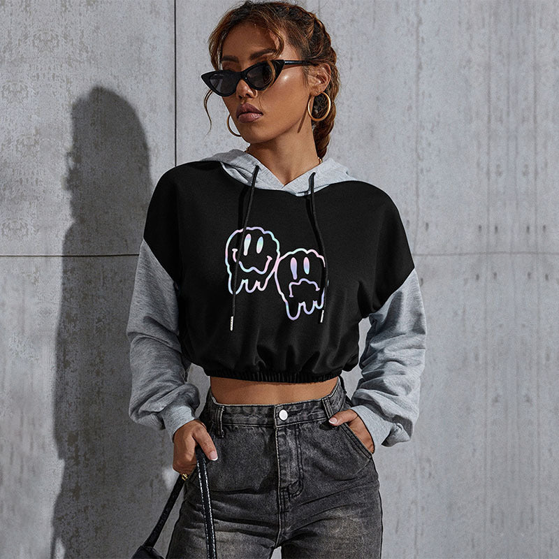 Damen Cropped Hoodie mit Kontrastärmeln, elastischem Saum und schmelzendem Smiley-Print Drune