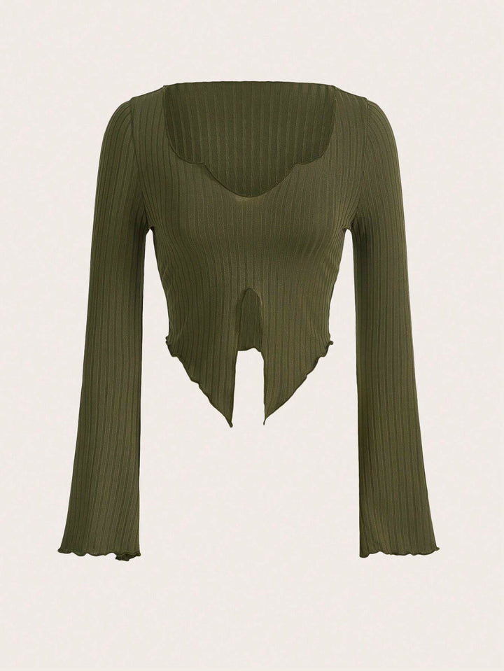 Damen fein geripptes Cropped-Longsleeve mit asymmetrischem Wellensaum und Cut-Out Drune