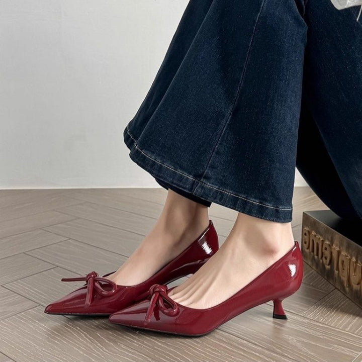 Damen Spitz zulaufende Lack-Pumps mit kleinem Sculpted-Kitten-Absatz und Schleifen-Detail Drune