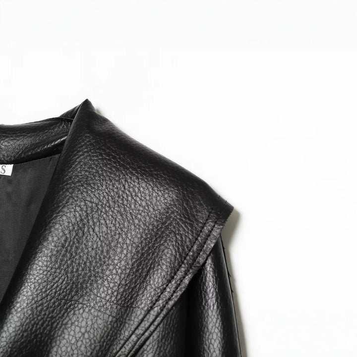 Damen Kurzjacke in Lederoptik mit großem Schalkragen, Wickelgürtel und strukturierter Oberfläche Drune