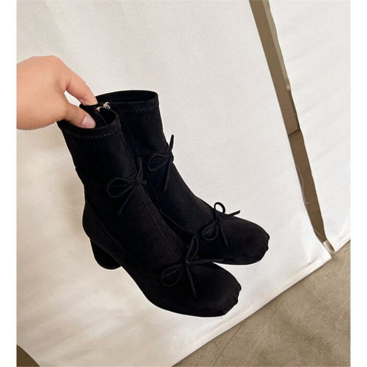 Damen mittelhohe Samtvelours‑Stiefeletten mit runder Zehenpartie, Ziernähten und dekorativen Schleifen Drune