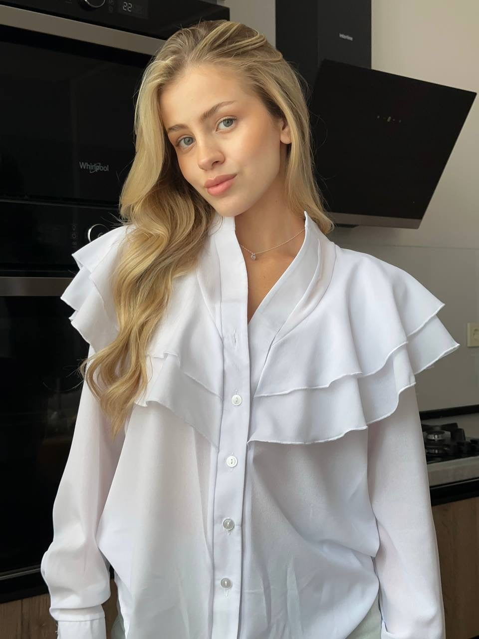 Damen Chiffon-Bluse mit mehrlagiger Volant-Rüsche und Perlmuttknöpfen Drune