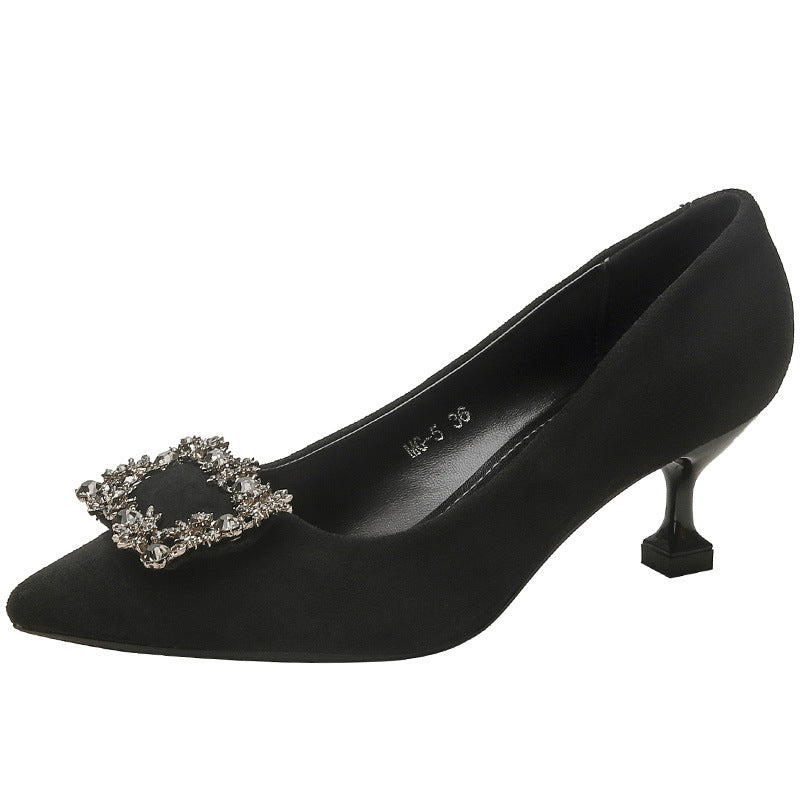 Damen Spitz zulaufende Satin-Pumps mit quadratischem Strassornament und skulpturellem Kittenabsatz Drune