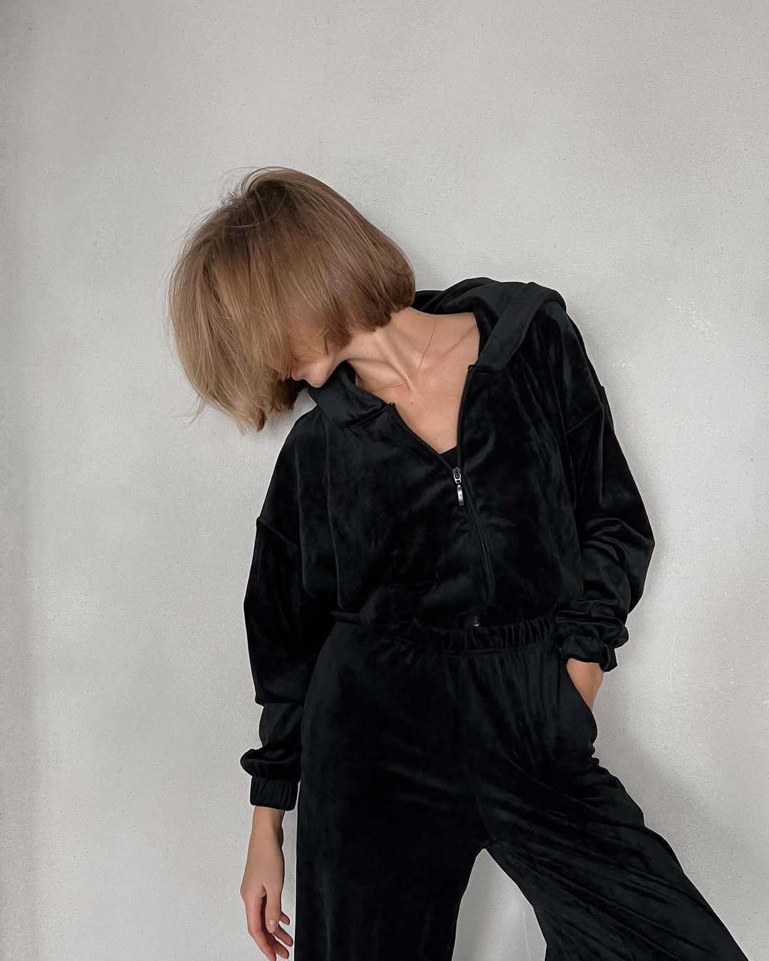 Damen cropped Samt-Zipjacke mit Kapuze und elastischer High-Waist Loungehose Drune