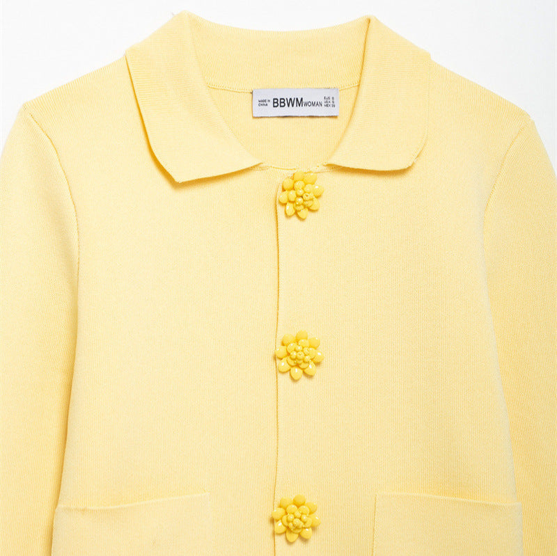 Damen 10+ taillierte Strickjacke mit Hemdkragen und Blütenknopfverzierung Drune