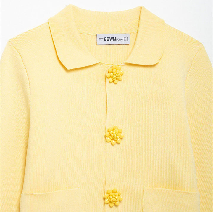 Damen 10+ taillierte Strickjacke mit Hemdkragen und Blütenknopfverzierung Drune