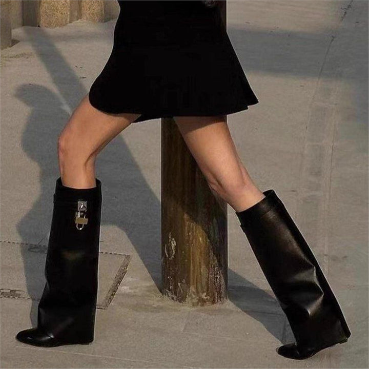 Damen kniehohe Lederstiefel mit konischem Schaft und Schloss-Applikation Drune