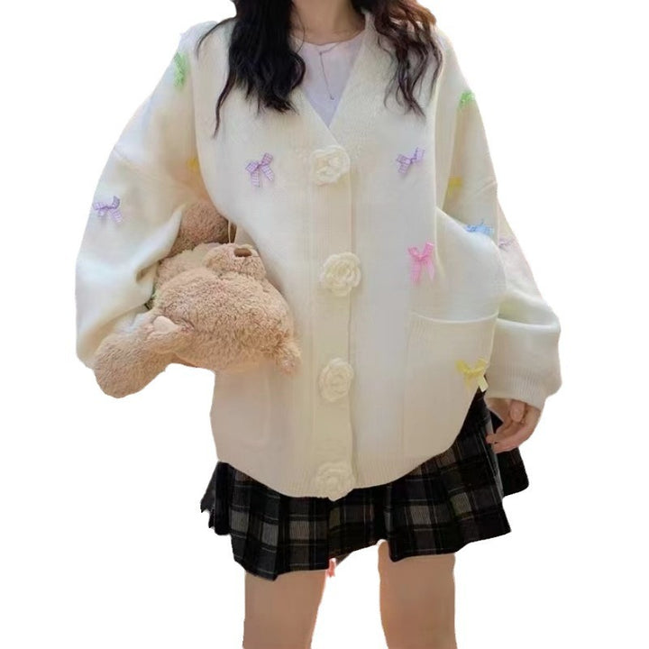 Damen Strickjacke mit verspielten Blumenapplikationen und großen Knöpfen Drune