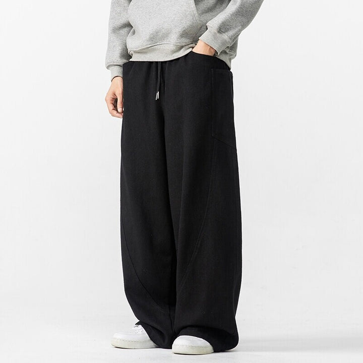 Herren Weite Loungehose mit Tunnelzug, aufgesetzten Taschen und markanten Panelnähten Drune