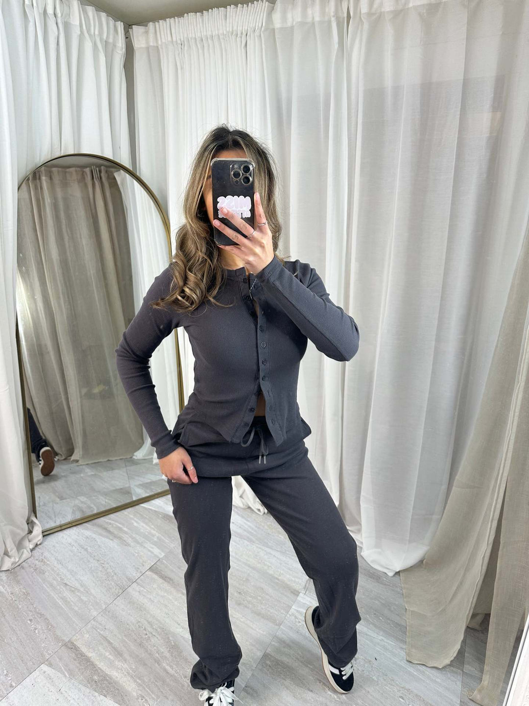 Damen gemütlicher Strickanzug mit Knopfdetails und elegantem Design Drune