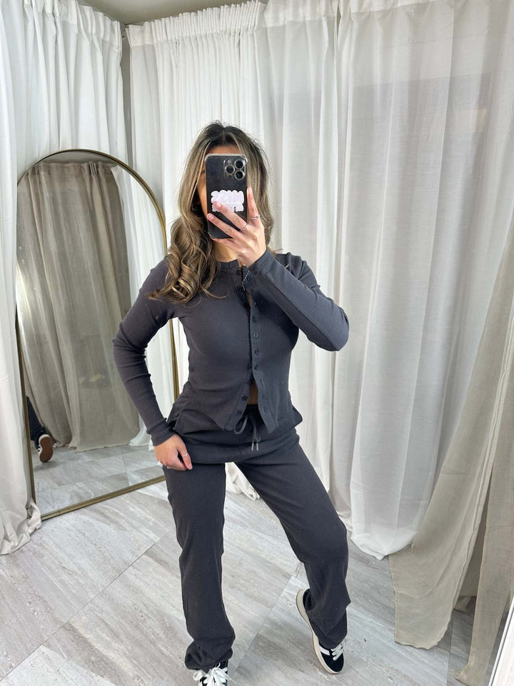 Damen gemütlicher Strickanzug mit Knopfdetails und elegantem Design Drune