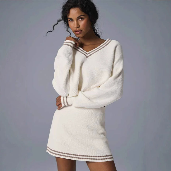Damen modisches Strickkleid mit eleganter Kapuze und feinen Kontraststreifen Drune