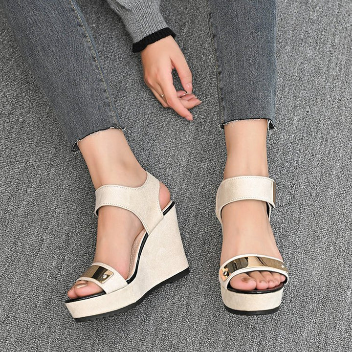 Damen nan Keilabsatz-Sandalette mit Plateau und metallischen Details Drune