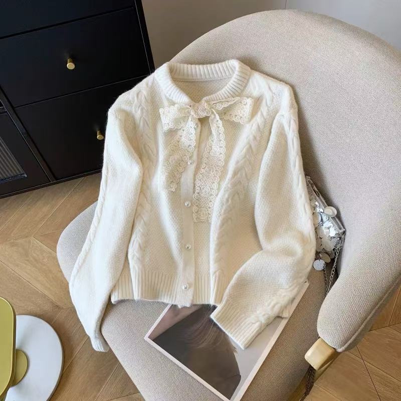 Damen Strickjacke mit dekorativem Spitzenkragen und Knopfverschluss Drune