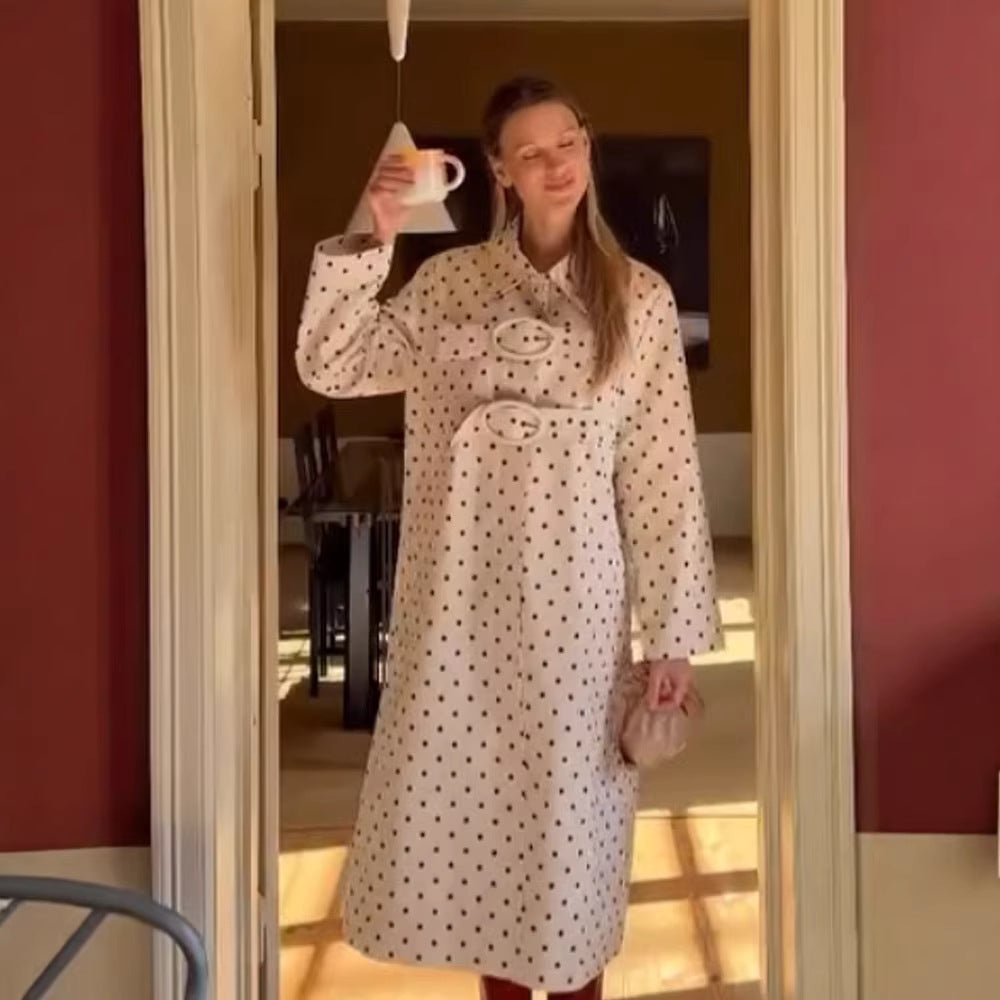 Damen Langer gepunkteter Trenchcoat mit übergroßem Revers und Zierösen Drune