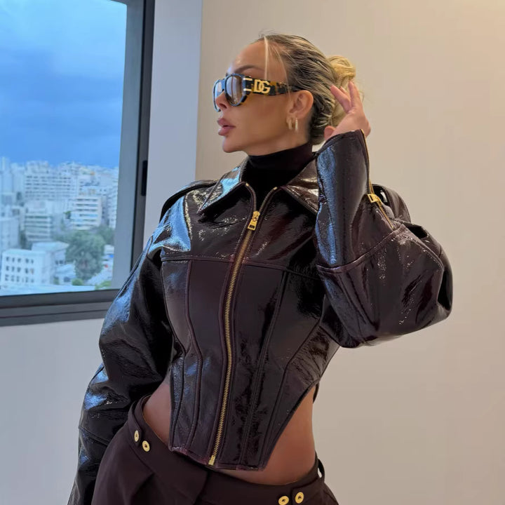 Damen Kurz geschnittene taillierte Bikerjacke aus Lederimitat mit Korselett-Nähten und Schulterklappen Drune