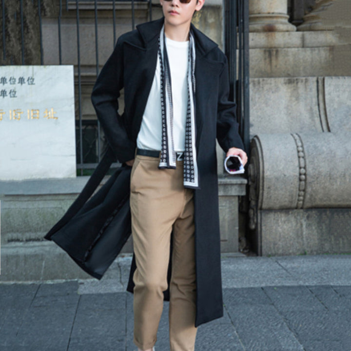 Herren Lang geschnittener Wollmantel im minimalistischen Schnitt mit großzügigem Schalkragen und verdeckter Knopfleiste Drune