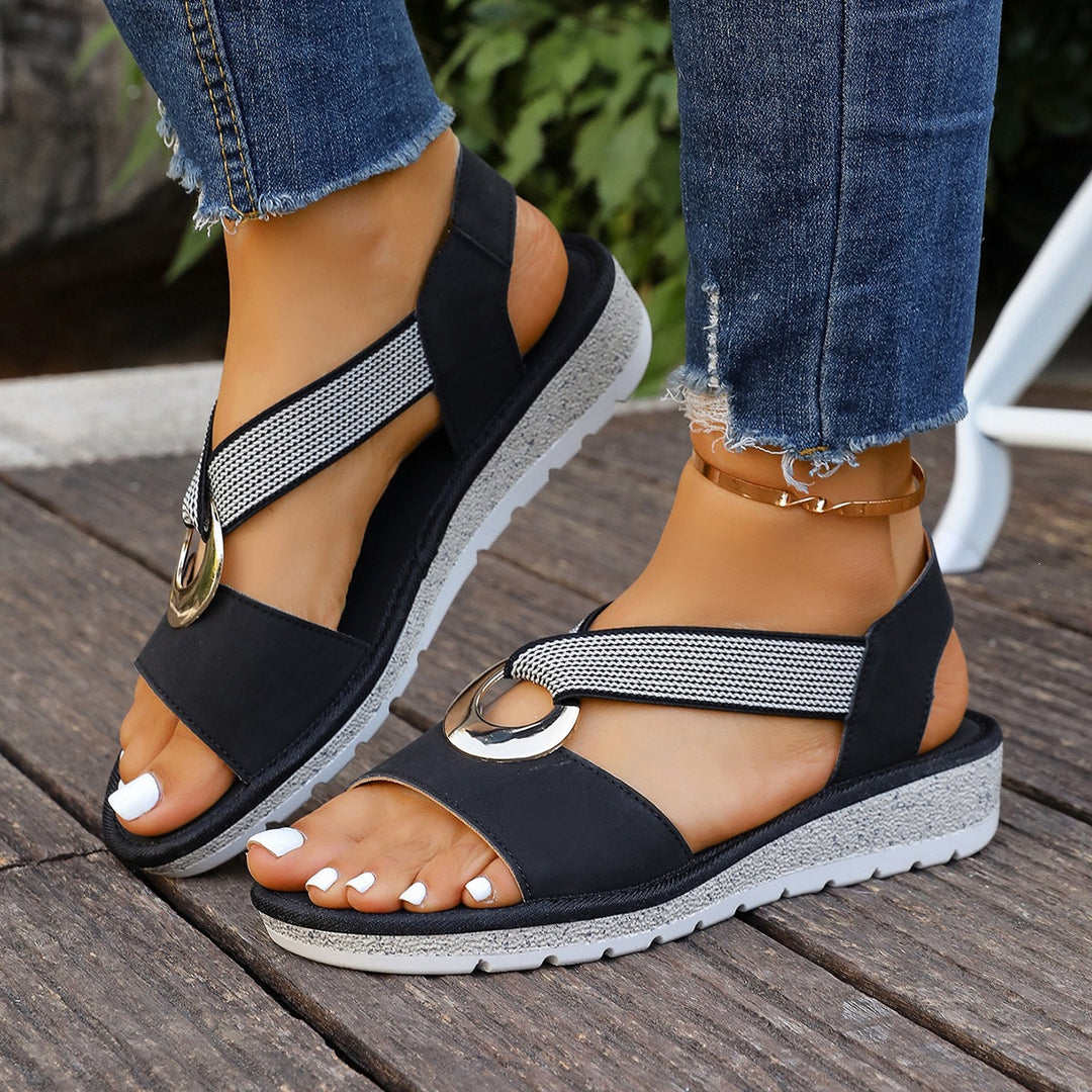 Damen Bequeme Keil‑Sandalen mit Zehensteg, elastischem Riemen und dekorativem Metallring Drune