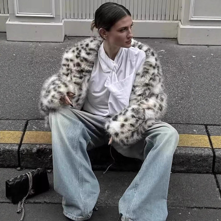 Damen Kurzjacke aus Kunstpelz im Dalmatiner‑Look mit kastiger Silhouette und weitem Schalkragen Drune
