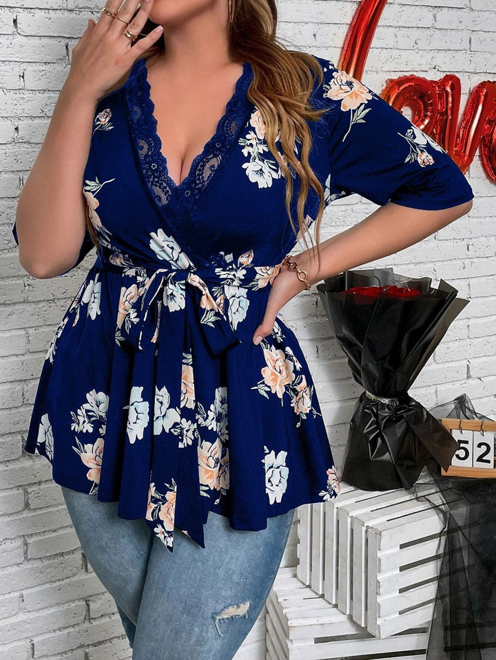 Damen Tailliertes Wickelshirt mit Spitzen‑V‑Ausschnitt und dreiviertel Ärmeln Drune